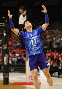 バレーボール大同生命SVリーグ　男子プレーオフ決勝第3戦　優勝した大阪B西田有志は天を仰ぐ(撮影･柴田隆二)