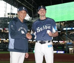 日本ハム対西武　来日初勝利を挙げ西口文也監督(左)に祝福されるワイナンス(撮影･黒川智章)