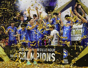 バレーボール大同生命SVリーグ　男子プレーオフ決勝第3戦　優勝杯を掲げる大阪B西田有志(中央)と選手たち(撮影･柴田隆二)