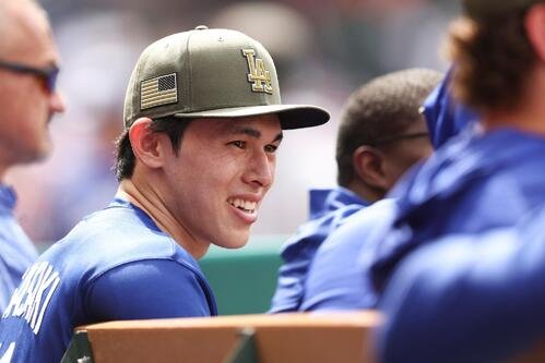 エンゼルス戦で好投したドジャース佐々木朗希はベンチで笑顔を見せた(AP)