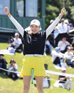優勝を決めた桑木志帆は笑顔でガッツポーズ(2026年5月17日)