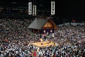 IGアリーナのこけら落としとなった昨年の大相撲名古屋場所。つり屋根の上に｢満員御礼｣の幕が下がった=2025年7月13日午後3時46分、名古屋市北区、溝脇正撮影