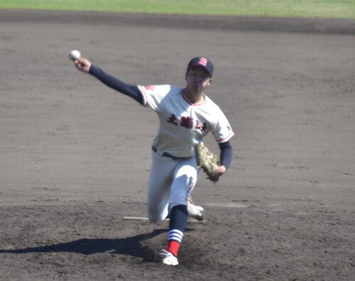 プロ注目の土浦日大エース小池は8回から登板し、2イニングを4奪三振無失点で完封リレーを締めくくった(撮影･平山連)