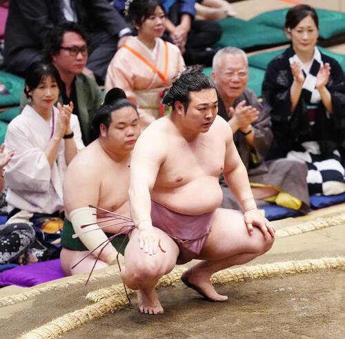 錦木を押し出しで破った炎鵬(撮影･江口和貴)