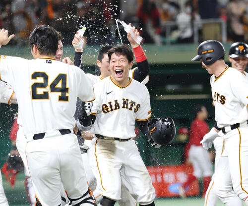巨人対広島　9回裏巨人無死一塁、サヨナラ2点本塁打を放ちナインに出迎えられ笑顔を見せる佐々木俊輔(26年5月12日撮影)