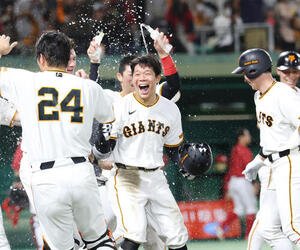 巨人対広島　9回裏巨人無死一塁、サヨナラ2点本塁打を放ちナインに出迎えられ笑顔を見せる佐々木俊輔(26年5月12日撮影)