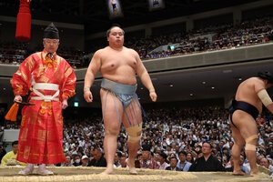 琴勝峰(中央)は寄り切りで若隆景(右)を破る=内田光撮影
