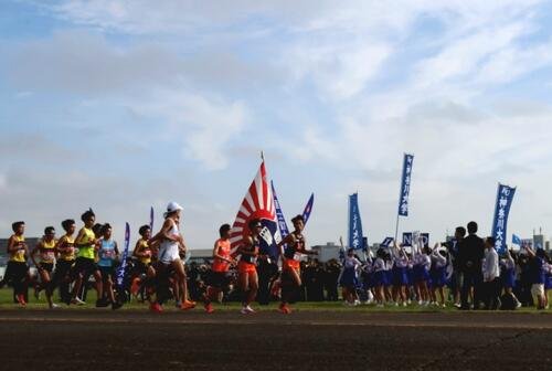 第102回箱根駅伝予選会　応援団を背に力走する選手(2025年10月撮影)