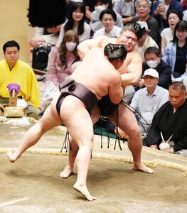 大相撲夏場所9日目　若元春(後方)を寄り倒しで破る霧島(撮影･江口和貴)