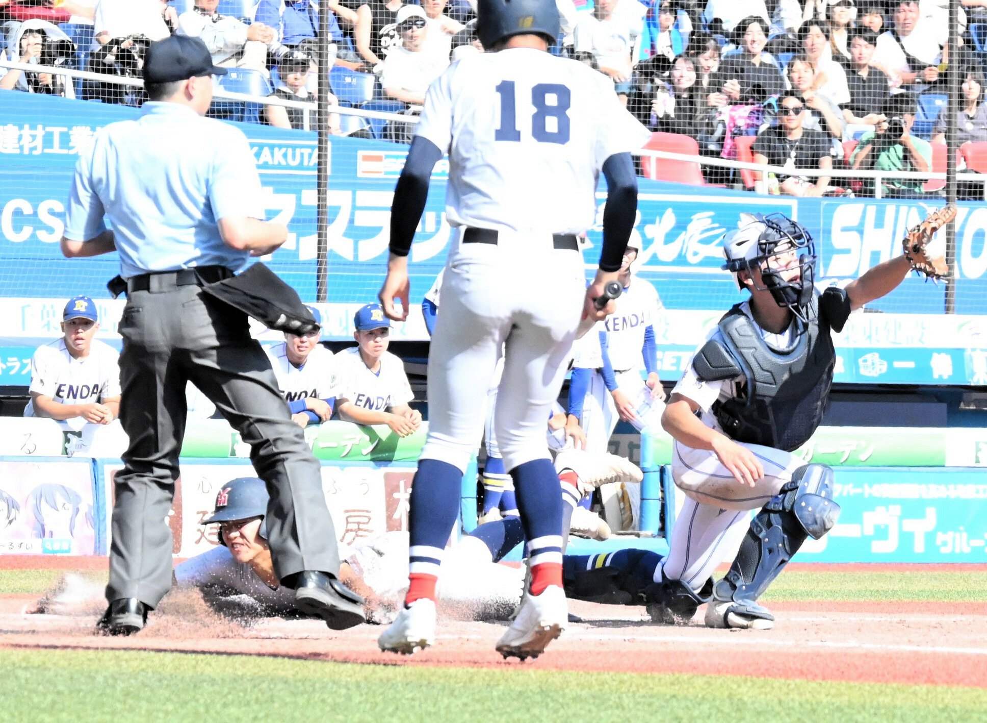横浜―健大高崎　九回表横浜1死二塁、高く上がったフライが中前に落ち、二塁走者が生還。同点となる=2026年5月18日午後3時19分、ZOZOマリンスタジアム、岡田昇撮影