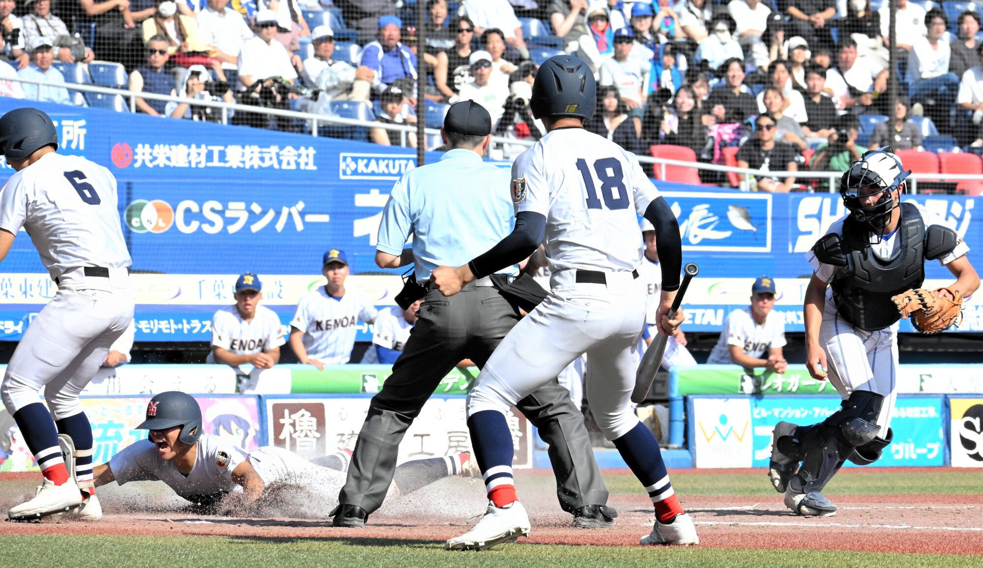 横浜―健大高崎　九回表1死二塁、横浜は小林大の適時二塁打で二塁走者の千島が生還し、同点に追いついた=2026年5月18日午後3時19分、ZOZOマリンスタジアム、小林日和撮影