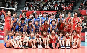 紅白戦を終え、記念撮影する出場選手(撮影･千葉一成)