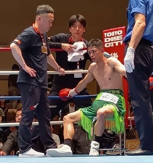 8回TKO負け後、赤コーナーで師匠の川島郭志会長(左端)と話す日本スーパーフライ級4位比連崎爽晏楽(左から3番目)