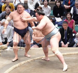 若隆景(左)を寄り切りで破る琴勝峰＝日刊スポーツ