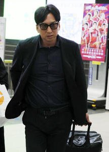 岡山に到着した阪神藤川球児監督(撮影･加藤哉)