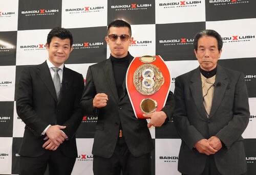 6月にタイトル防衛戦が決まり会見後フォトセッションに応じる左から亀田興毅ファウンダー、チャンピオン矢吹正道、松尾敏郎会長=2026年4月