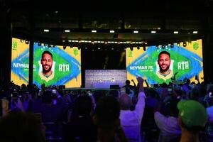 ブラジル代表のアンチェロッティ監督がネイマールをW杯メンバーに選出し、沸くリオデジャネイロの記者会見会場(AP)