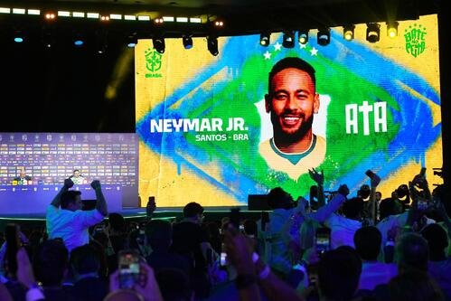 ブラジル代表のアンチェロッティ監督がネイマールをW杯メンバーに選出し、沸くリオデジャネイロの記者会見会場(AP)