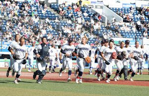 横浜対健大高崎　勝利し応援席にあいさつに向かう横浜の選手たち(撮影･鈴木正人)