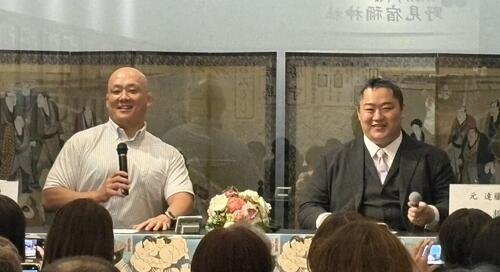 親方トークショーに出演した北陣親方(元小結遠藤、右)と小野川親方(元幕内北太樹)