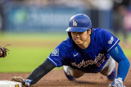 パドレス戦4回、二盗失敗するドジャース大谷翔平(AP)