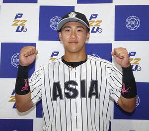 東都大学野球　亜大対立正大　決勝打の亜大･小池祐吏はガッツポーズする(撮影･柴田隆二)