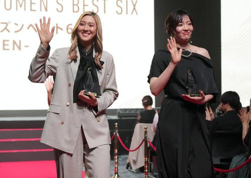 ベスト6を受賞したNEC川崎佐藤淑乃。右はSAGA久光荒木彩花(撮影･たえ見朱実)