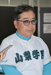 試合後、取材に応じる山梨学院･吉田洸二監督(撮影･千葉一成)