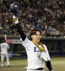 西武対ロッテ　4回裏西武無死一塁、長谷川信哉は2点本塁打を放ちスタンドに笑顔でポーズ(撮影･浅見桂子)