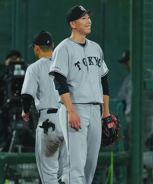 ヤクルト対巨人　6回裏ヤクルトの攻撃を無失点に抑え笑顔を見せる巨人先発の戸郷翔征(撮影･垰建太)