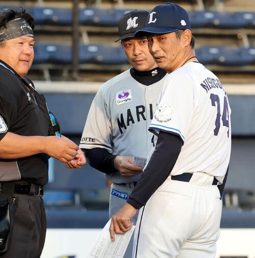 西武対ロッテ　メンバー最終確認で、球審の説明を聞く西武西口文也監督(手前)とロッテサブロー監督(撮影･浅見桂子)