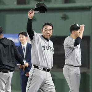 ヤクルト対巨人　7連勝しファンに応える巨人阿部慎之助監督(撮影･宮地輝)