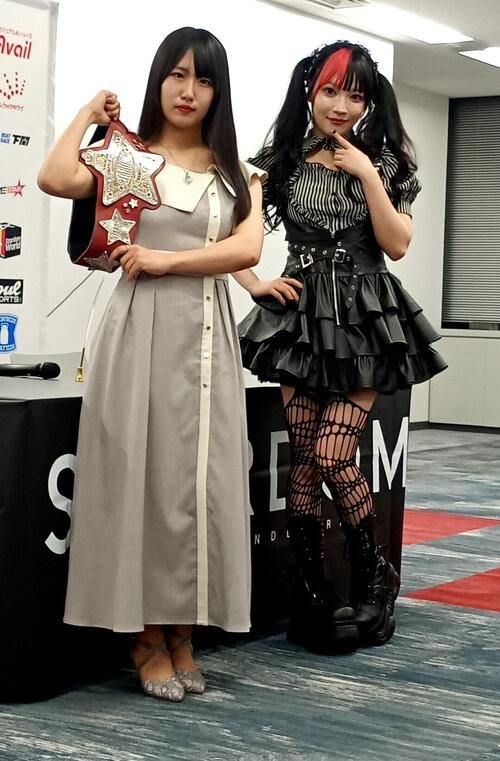 玖麗さやか(左)と伊藤麻希