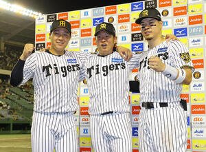 阪神対中日　お立ち台でガッツポーズをする左から大山悠輔、西勇輝、佐藤輝明(撮影･上田博志)