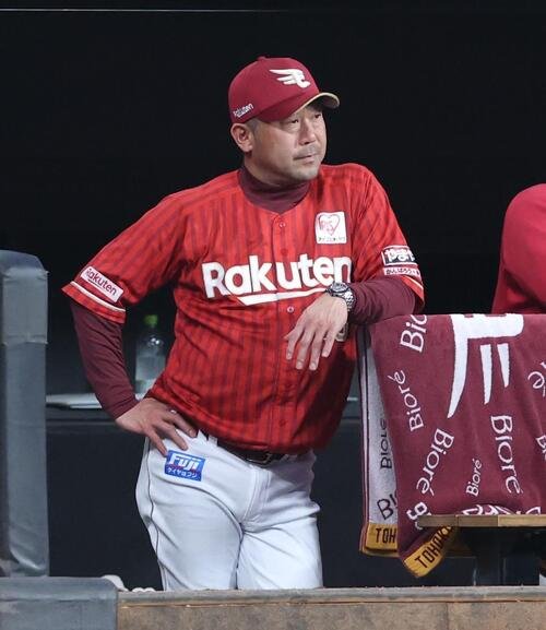 日本ハム対楽天　試合を見つめる三木肇監督(撮影･黒川智章)