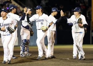 西武対ロッテ　勝利しハイタッチで喜び合う長谷川信哉(右)ら西武の選手たち(撮影･浅見桂子)