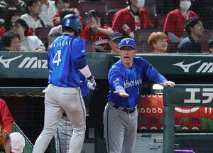 広島対DeNA 9回表DeNA2死三塁、宮下朝陽の右中間越え適時二塁打で生還した度会隆輝を迎えるDeNA相川亮二監督　(撮影･加藤孝規)