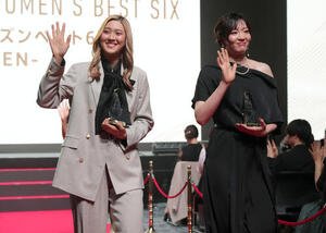 ベスト6を受賞したNEC川崎佐藤淑乃。右はSAGA久光荒木彩花(撮影･たえ見朱実)