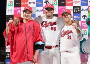 広島対DeNA　お立ち台でポーズを決める左から広島床田寛樹、エレフリス･モンテロ、坂倉将吾(撮影･加藤孝規)
