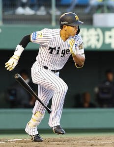 阪神対中日　2回裏阪神無死、立石正広はプロ初安打を放つ(撮影･上田博志)