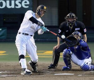 阪神対中日　3回裏阪神1死一塁、佐藤輝明は右中間に2点本塁打を放つ(撮影･加藤哉)