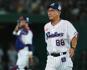ヤクルト対巨人　4回表巨人2死三塁、マウンドに声をかけにいき引き揚げるヤクルト池山隆寛監督(撮影･垰建太)