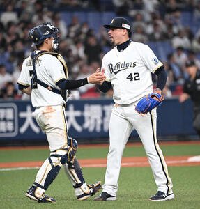 オリックス対ソフトバンク　9回表ソフトバンク2死三塁、山川を三振とし試合終了、握手を交わす若月健矢(左)とオリックスのアンドレス･マチャド(撮影･和賀正仁)