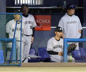 西武対ロッテ　厳しい表情で試合を見つめるロッテサブロー監督(左から2人目)(撮影･浅見桂子)