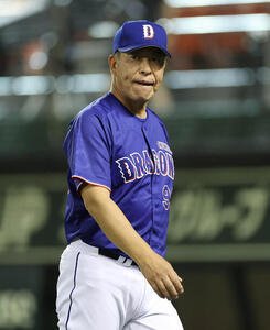阪神対中日　5回裏を終え、選手交代を告げる中日井上一樹監督(撮影･前田充)＝2026年5月19日