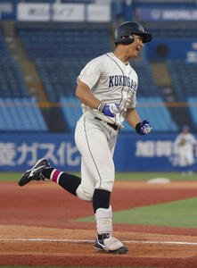 東都大学野球　青学大対国学院大　タイブレーク10回裏国学院大2死一、二塁、大谷汰一はサヨナラ本塁打を放ちガッツポーズする(撮影･柴田隆二)