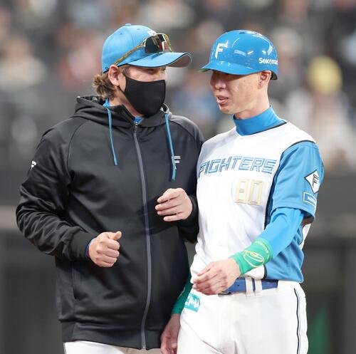 日本ハム対楽天　イニング間に森本稀哲コーチ(右)と話す新庄剛志監督(撮影･黒川智章)