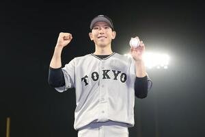 ヤクルト対巨人　ウイニングボールを手に笑顔でガッツポーズする巨人戸郷翔征(撮影･宮地輝)
