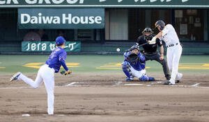 阪神対中日　2回裏阪神無死、立石正広は中前打を放つ。投手金丸夢斗(撮影･加藤哉)