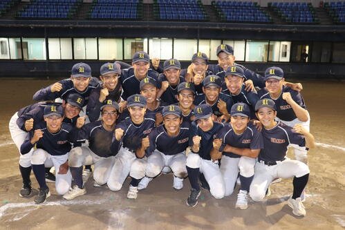 今夏の優勝へ、ガッツポーズを見せる県浦和の選手たち(撮影･保坂淑子)